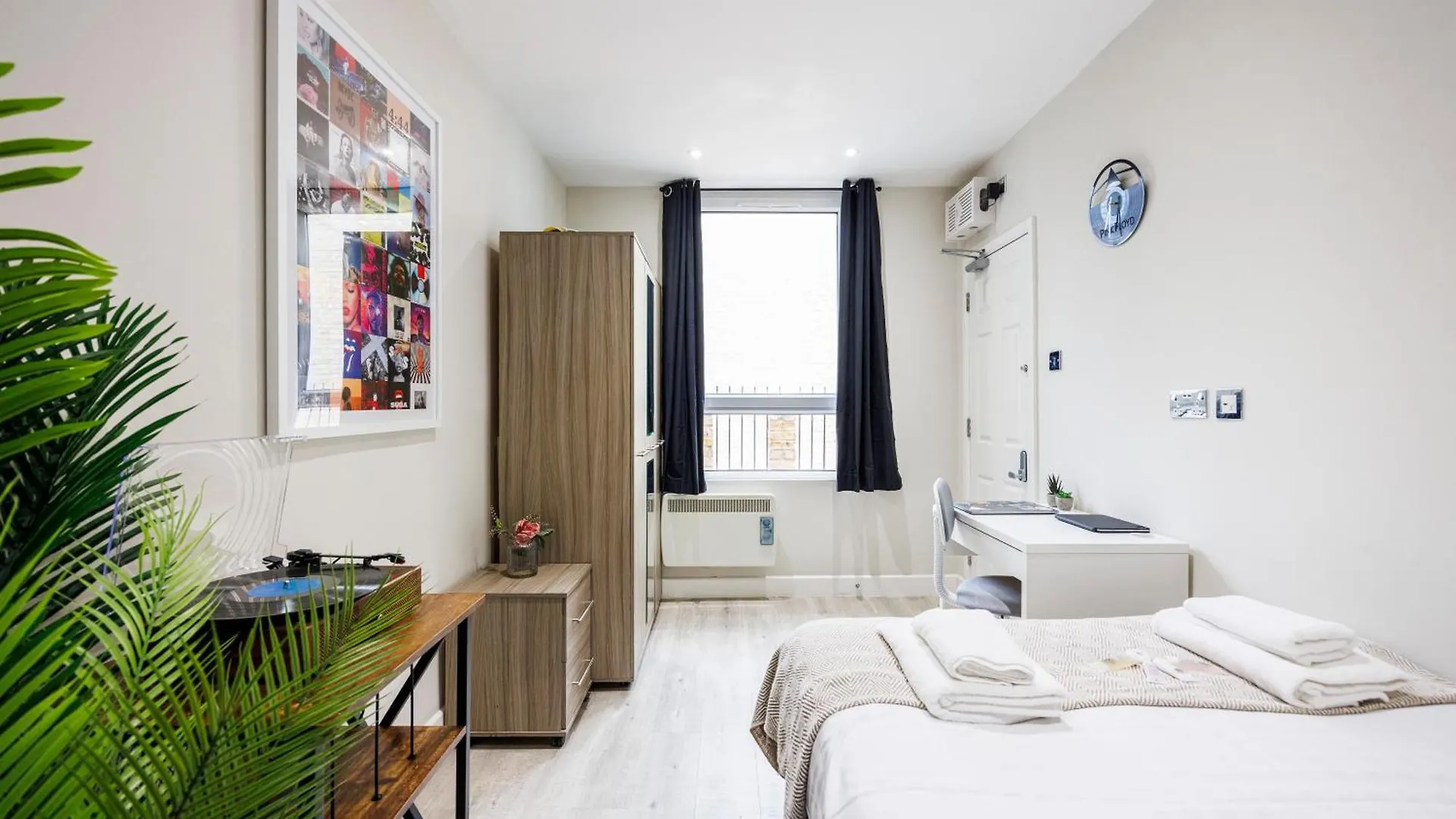 Chic Rooms In Spitalfields, لندن