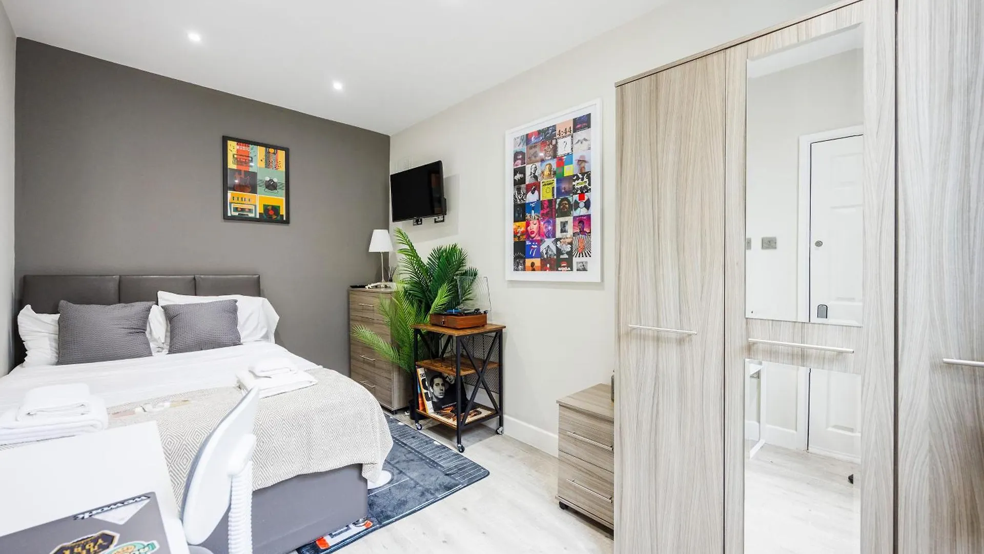 Chic Rooms In Spitalfields, لندن